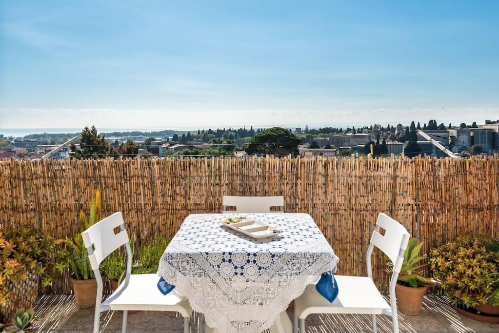 Top Floor Apartment Near Historic Fortino Catane Extérieur photo